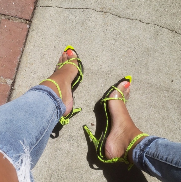 🚨//Hot Girl Summer// Neon yellow heel - Picture 4 of 8